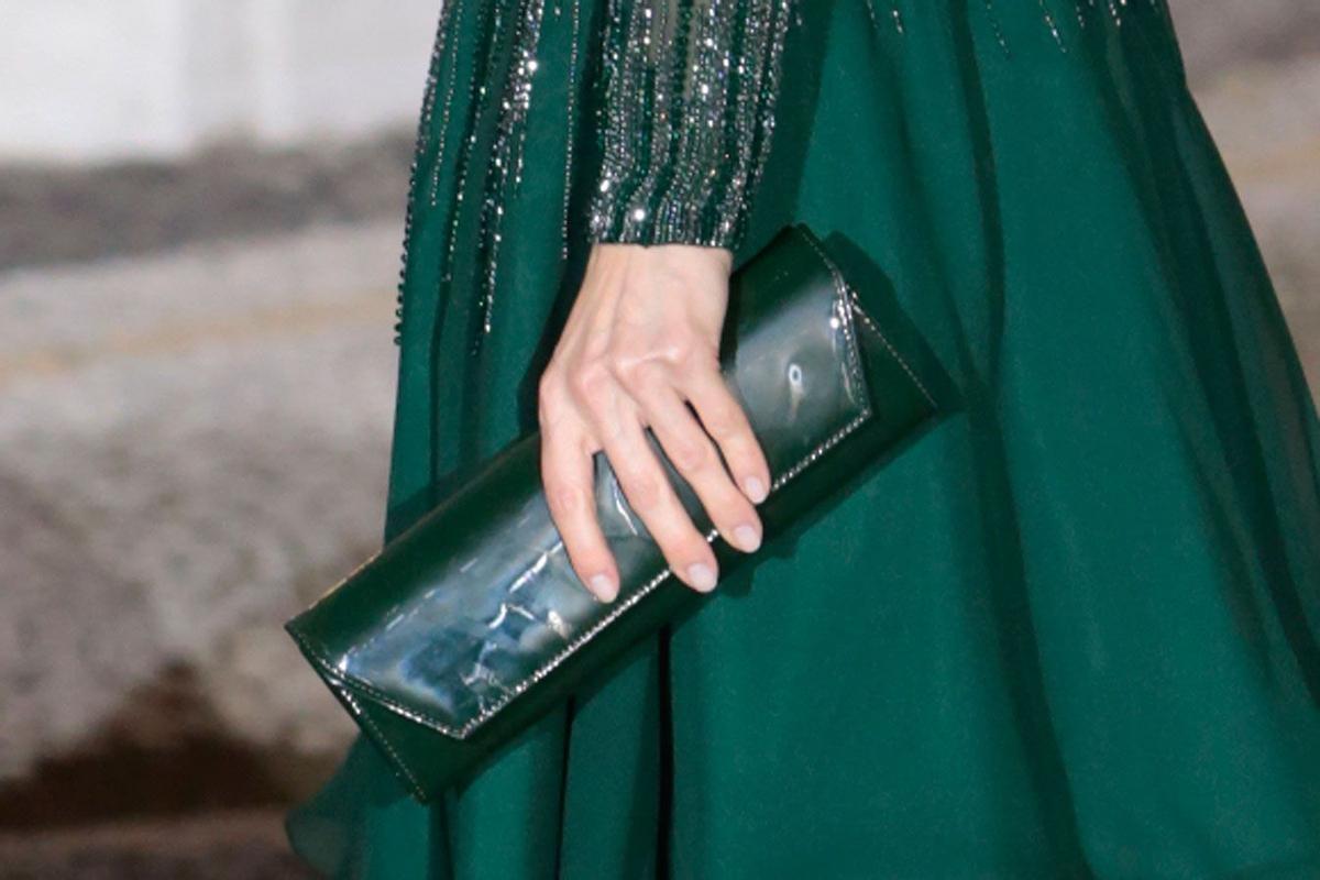 Detalle del bolso verde de charol de Letizia Ortiz en Portugal