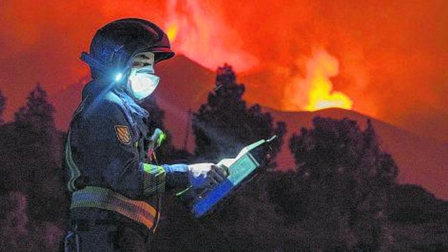 Un técnico controla la calidad del aire en las inmediaciones del volcán en erupción en La Palma. | // EFE