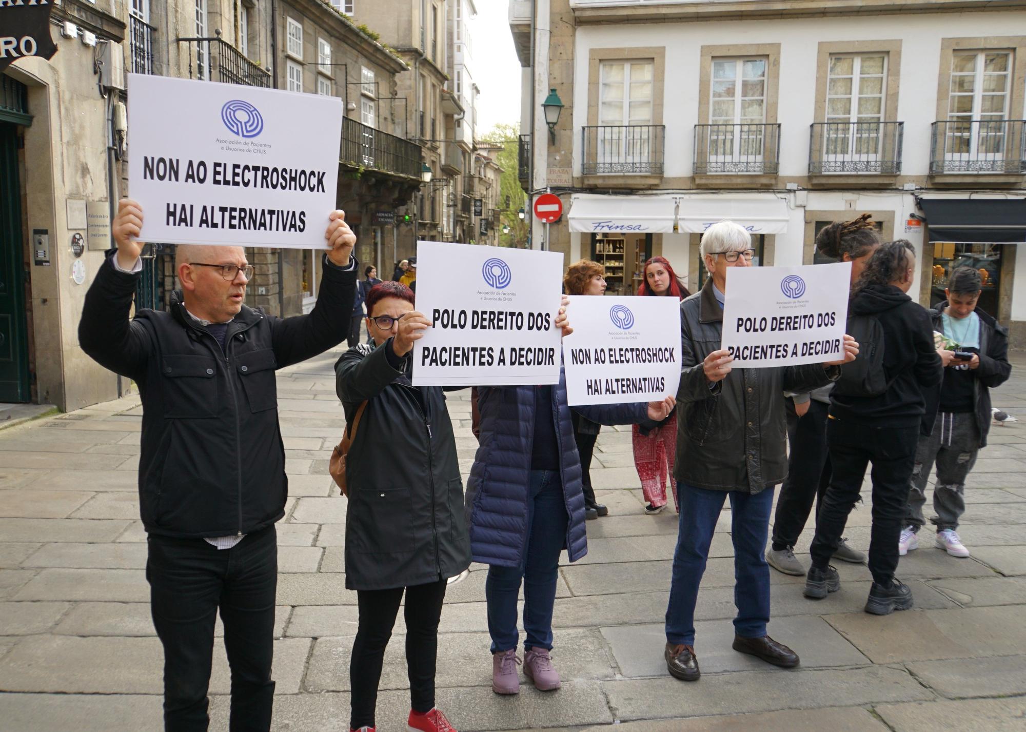 Decenas de personas exigen en Santiago que detengan los electroshocks a Iván