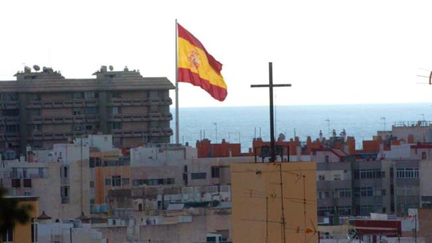 La bandera de España ondea en la Fuente Luminosa