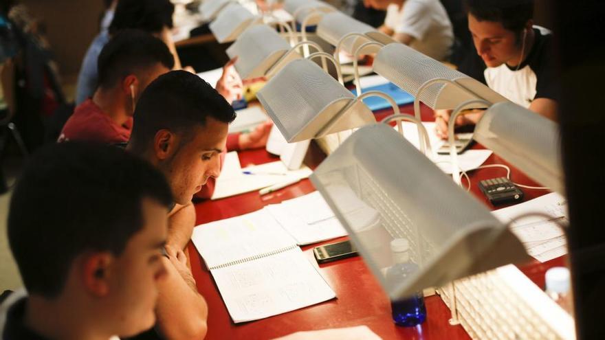 Usuarios de una sala de estudio avilesina.