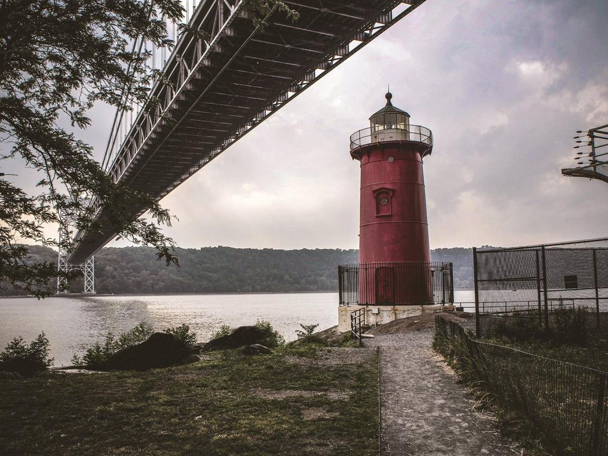 El faro rojo del puente de George Washington