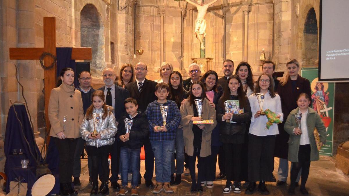 Ganadores del Concurso de Dibujo de Semana Santa, con representantes municipales y de la Junta Pro Semana Santa.