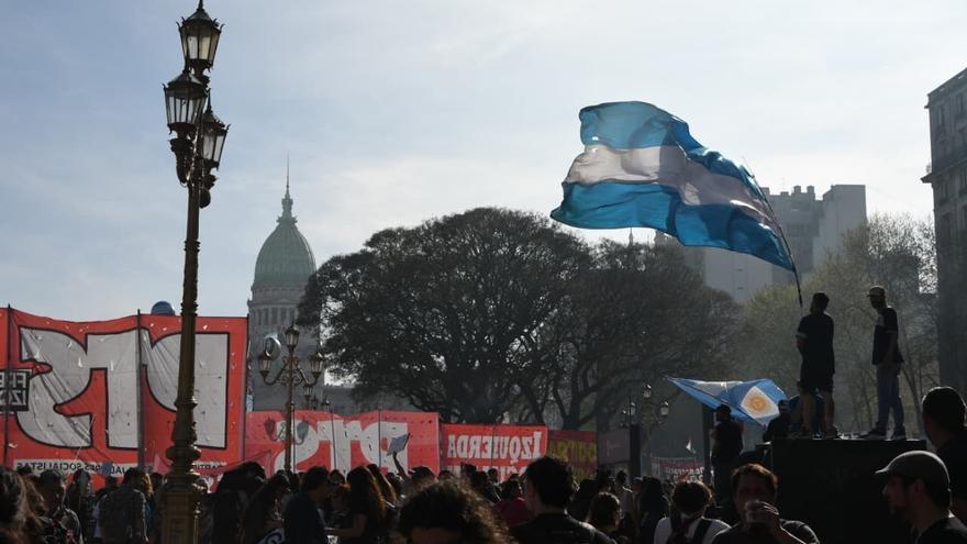 Una masiva protesta universitaria desafía a Milei en las calles en su momento de mayor debilidad política