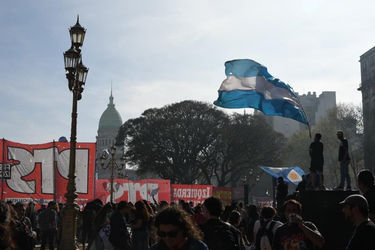Una protesta universitària desafia Milei als carrers en el seu moment de més debilitat política