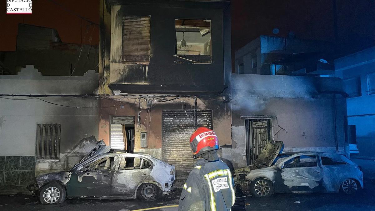 Así quedaron las viviendas y los vehículos afectados por el fuego.