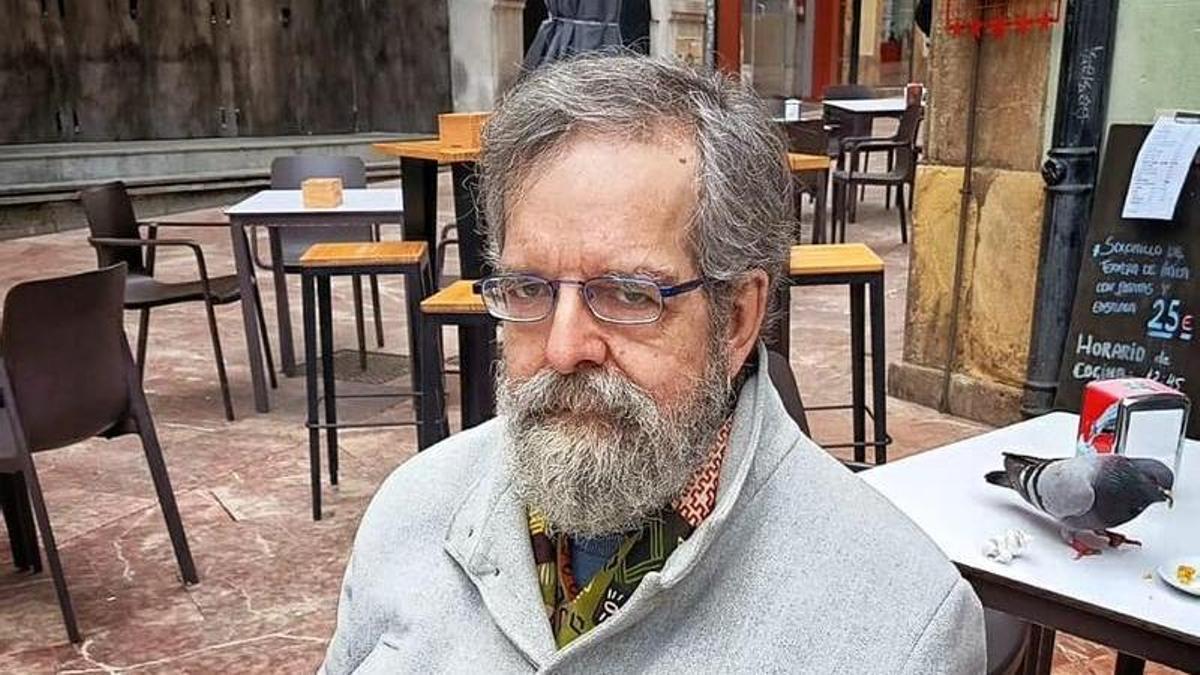 Pelayo Fueyo, en una terraza del Antiguo, en Oviedo.