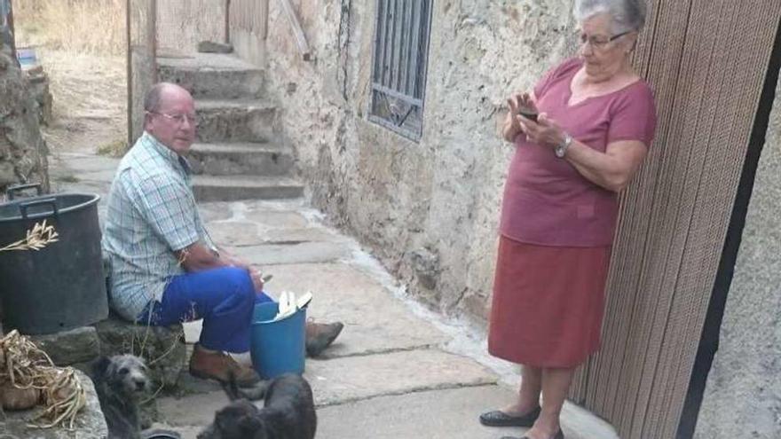 Vecinos de Cozcurrita con cubos de agua.