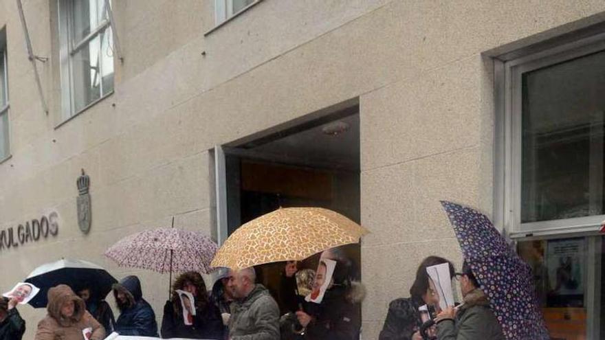 Manifestación de las trabajadoras ante el juzgado de Cambados. // NP