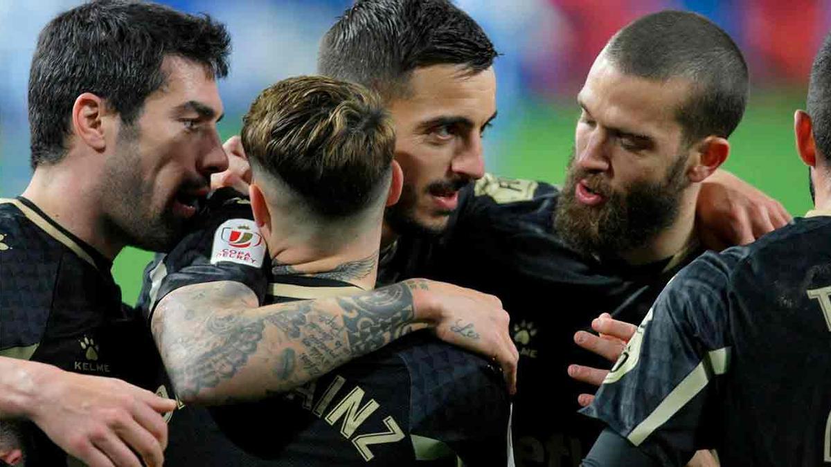 Los jugadores del Alavés celebran el gol al Deportivo de La Coruña