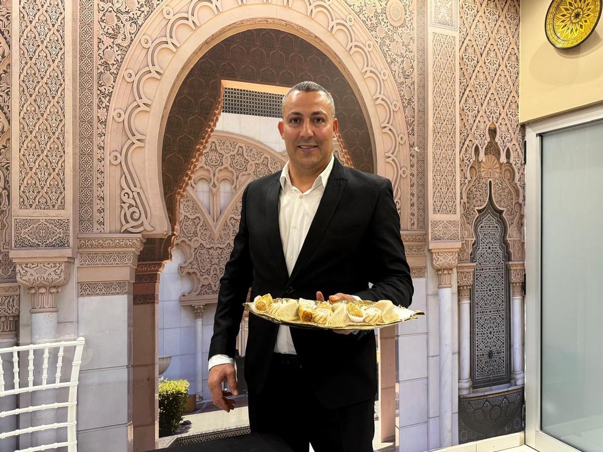 Mustapha Kanfhour muestra algunos de los dulces marroquís.