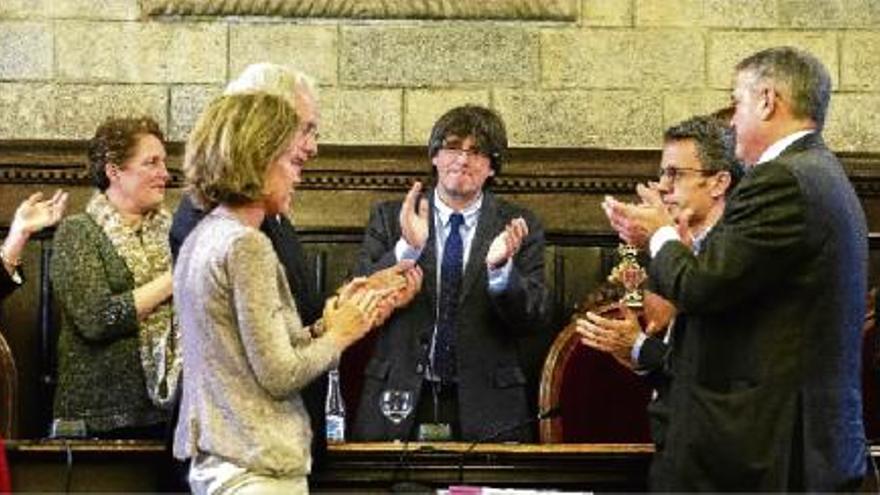 El ple aplaudeix Carles Puigdemont, en el seu comiat com a alcalde de Girona.