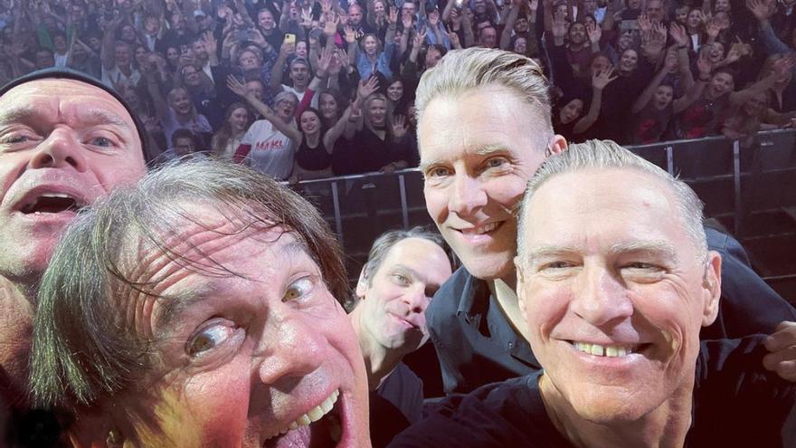Selfie de Bryan Adams con su banda, en uno de los conciertos de su gira 2022, que le traerá a Vigo el próximo 14 de julio.