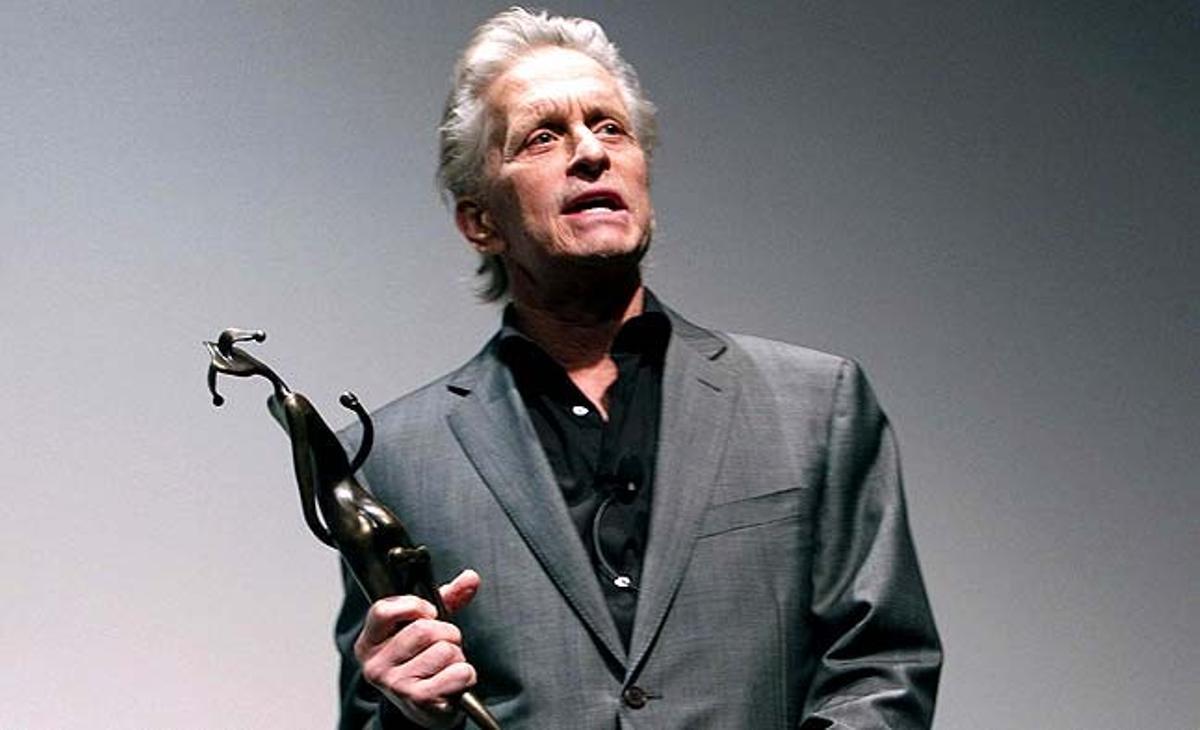 L’actor Michael Douglas rep el premi Icona de la 22 Annual Palm Springs International Film Festival Gala, a Palm Springs, Califòrnia (Estats Units).