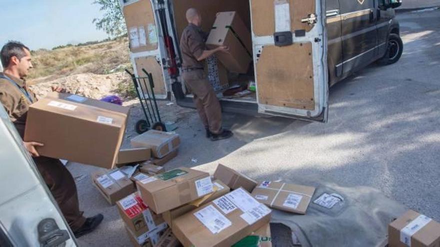 Cajas preparadas para su reparto en una empresa de entrega de paquetería de Alicante.