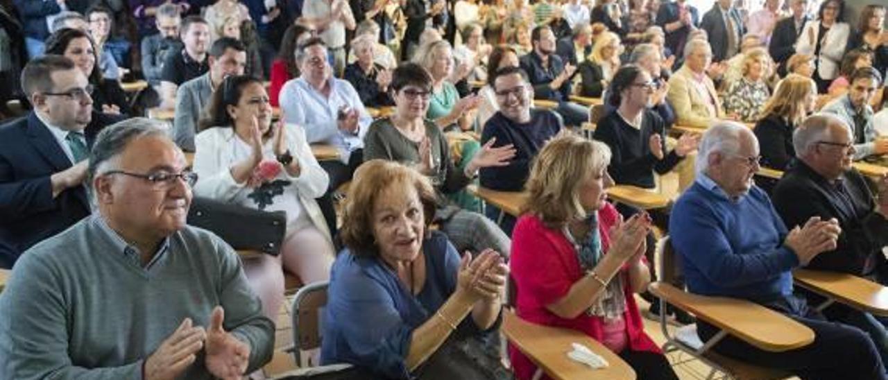 El público aplaudiendo durante un momento de la celebración.