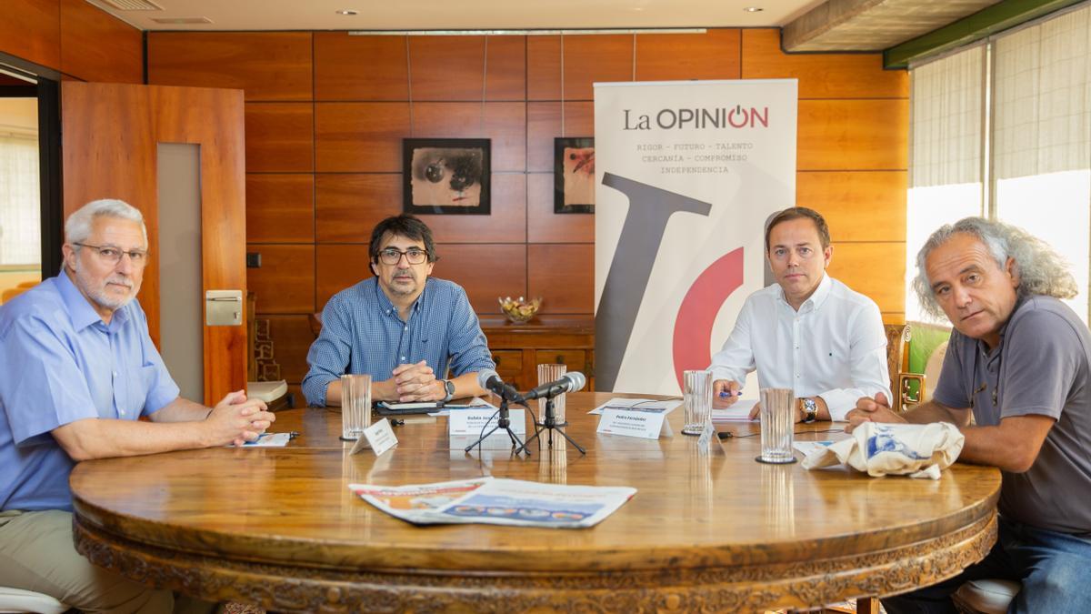 Los tres ponentes y el moderador de la Mesa ‘Solución integral a un problema multifactorial’ celebrada en las instalaciones de LA OPINIÓN este jueves.