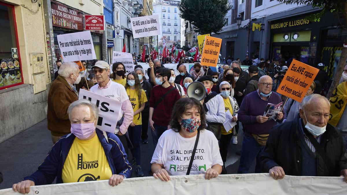 Varias personas sostienen diferentes pancartas en una manifestación que reivindica el ferrocarril como medio de transporte.