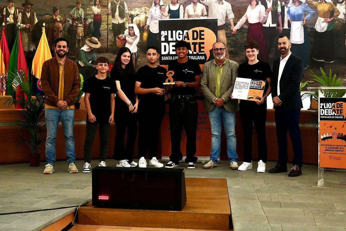 El alumnado del IES José Zerpa posa con el premio junto al profesorado y el alcalde Francisco García y el edil de Educación, Mario Bordón.