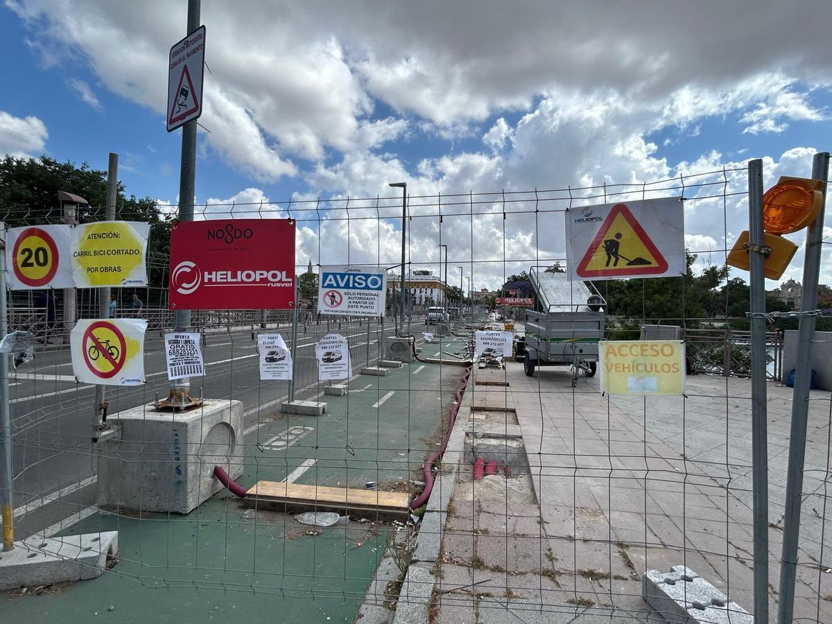 Obras en el carril bici Puente de San Telmo para ampliar el paso peatonal.