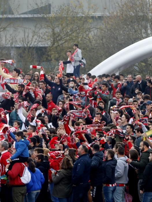 Derbi asturiano: Llegada de aficionados y los autobuses de los equipos a El Molinón