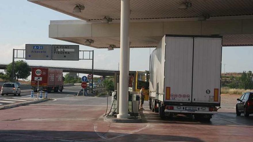 La estación de servicio &quot;El Cruce&quot; de Villena donde fue localizado el inmigrante ilegal.