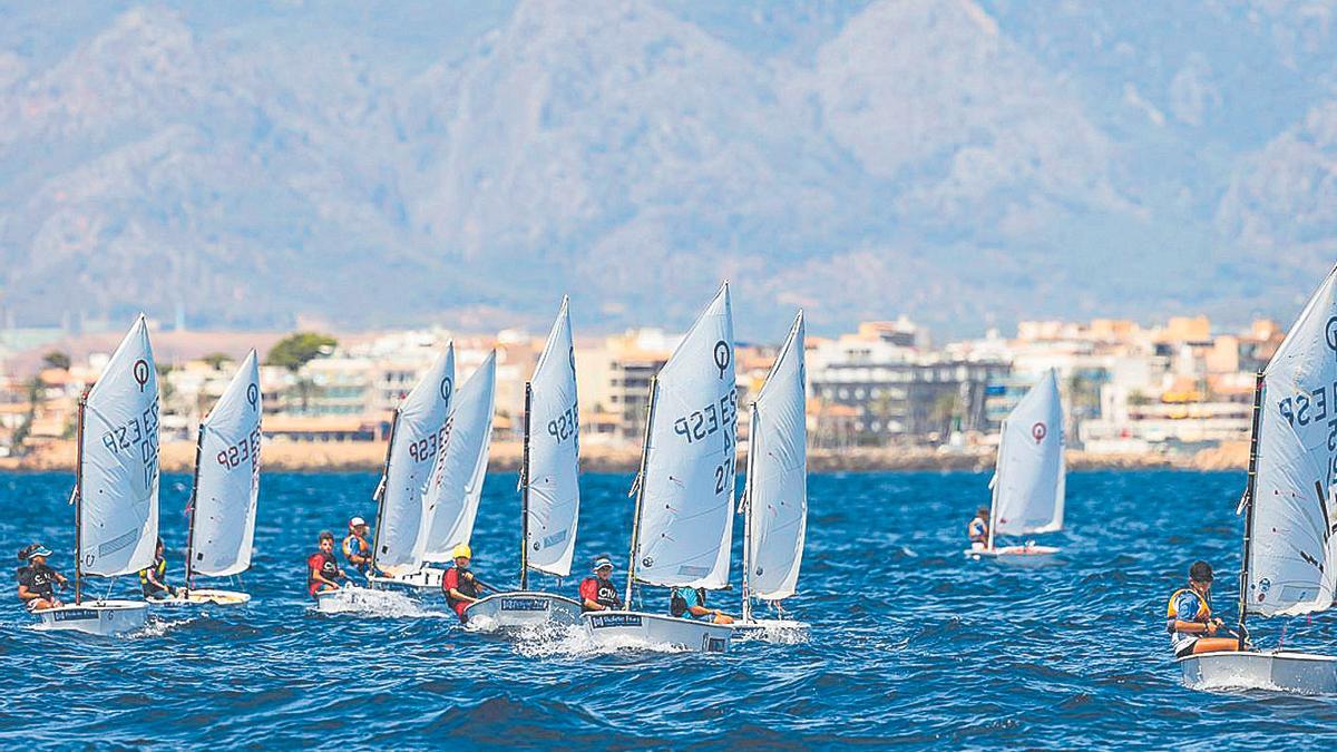 Una regata de las diferentes modalidades de la clase Optimist.