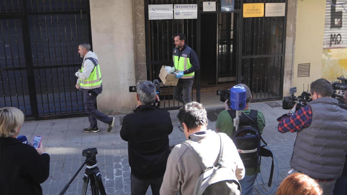 Investigan la muerte por asfixia de un sacerdote en su piso de Valencia.