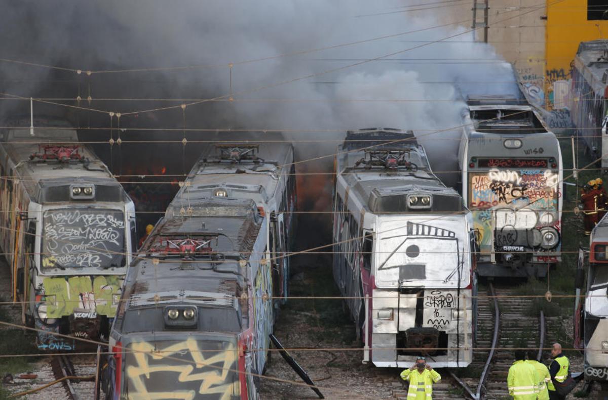 Incendio en un antiguo taller de FGV de Torrent
