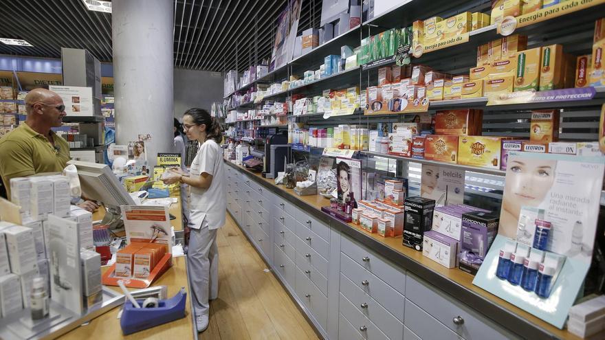 Los farmacéuticos de Baleares instan a vacunarse a los clientes que compran antigripales