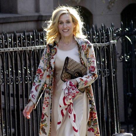 Cinco prendas y accesorios que llevaría la Carrie Bradshaw más arriesgada de 'Sexo en Nueva York'