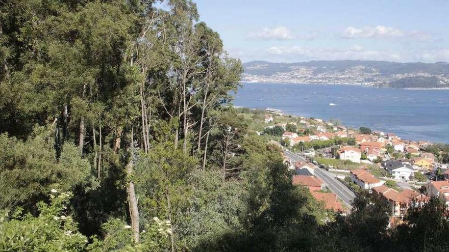 Una vista del Monte dos Remedios, en la parroquia moañesa de Tirán, con la PO-551 y la ría de Vigo al fondo. // Santos Álvarez