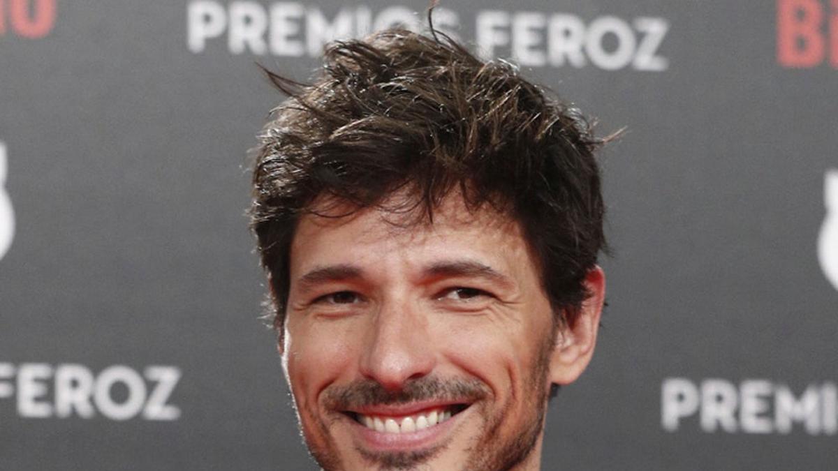 Hacer zoom en esta foto de Andrés Velencoso es inevitable