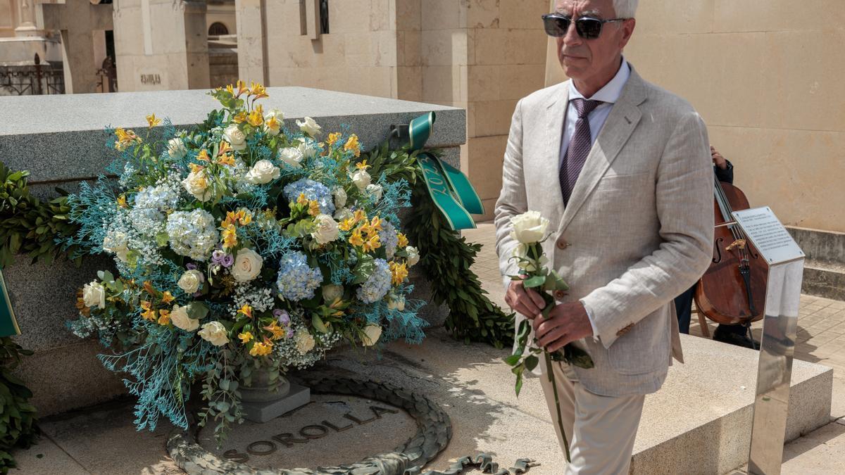 Mollá, durante la ofrenda de flores a Joaquín Sorolla en el cementerio de Valencia.