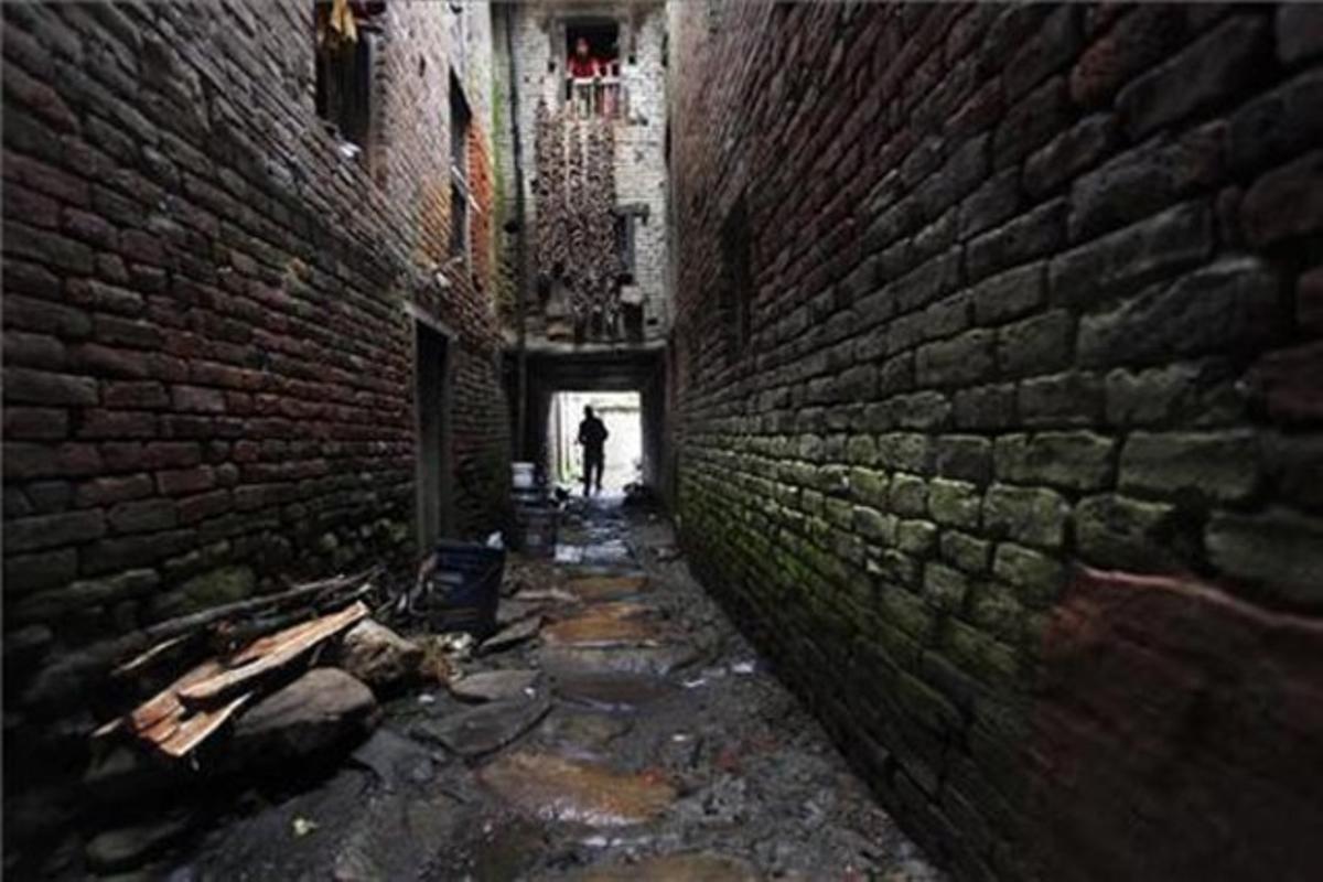 Un home torna a casa mentre una dona mira des d’una finestra a Khokana, als afores de Kàtmandu (Nepal).