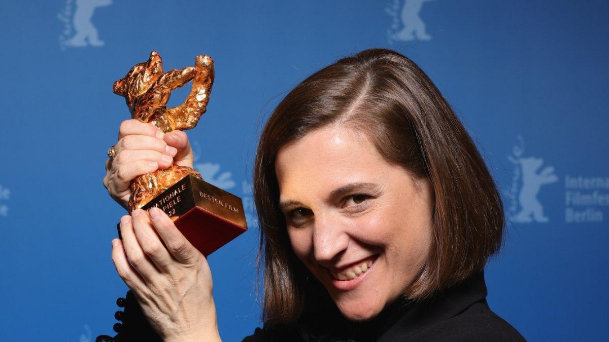 La directora Carla Simón, con el Oso de oro de la Berlinale