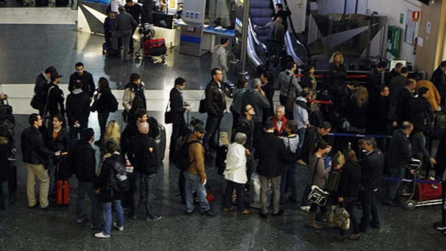 Pasajeros en el aeropuerto de Valencia.