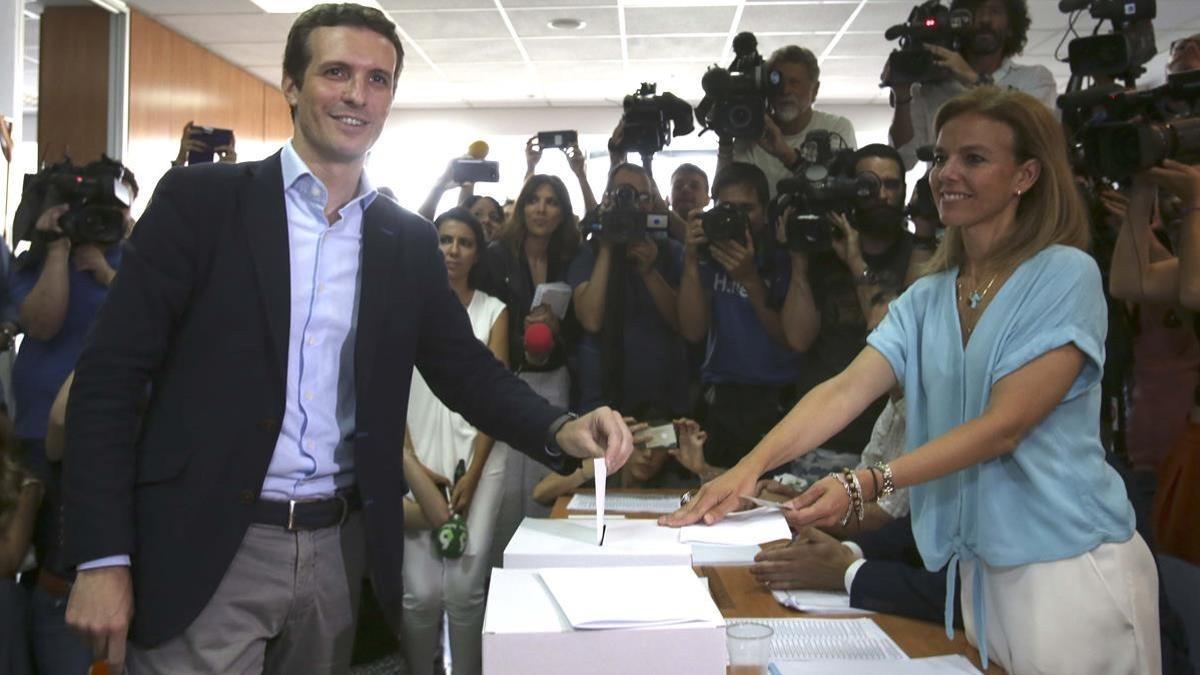 Pablo Casado, candidato a la presidencia del PP, vota en su sede electoral