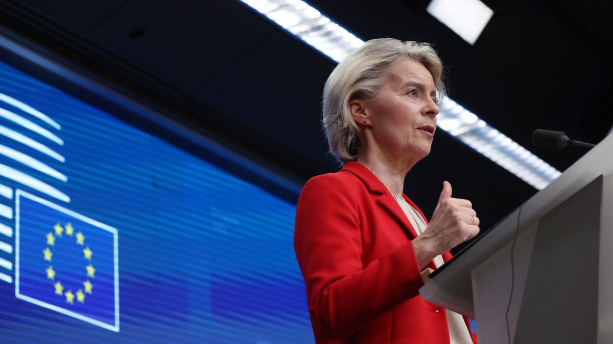 La presidenta de la Comisión Europea, Ursula von der Leyen, se dirige a los medios de comunicación al término de la cumbre de la UE en Bruselas.