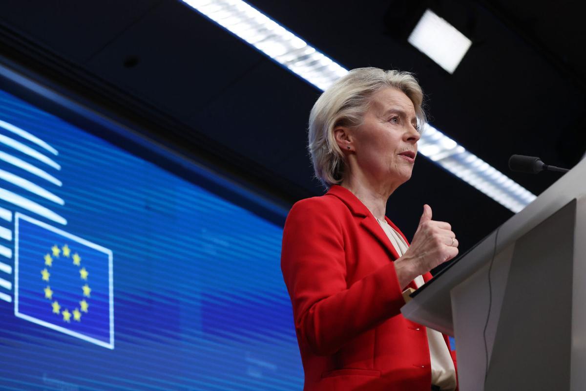 La presidenta de la Comisión Europea, Ursula von der Leyen, se dirige a los medios de comunicación al término de la cumbre de la UE en Bruselas.