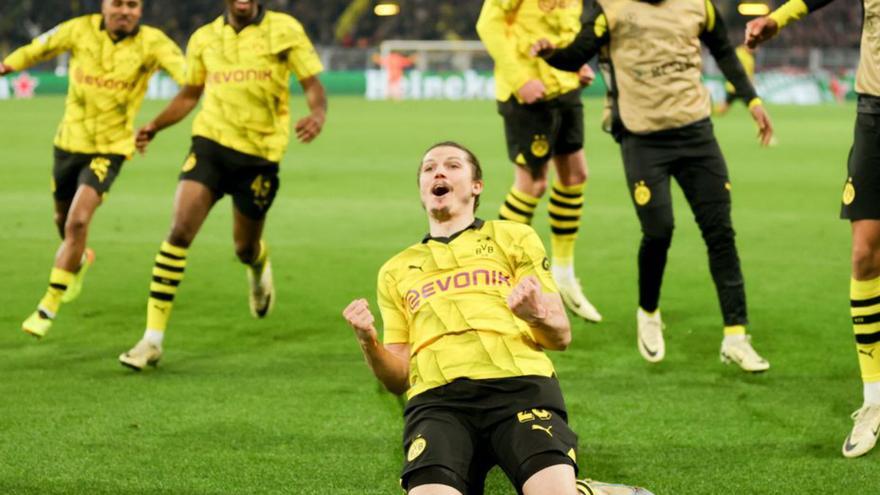 Los jugadores del Borussia celebran el cuarto gol. |  // EFE