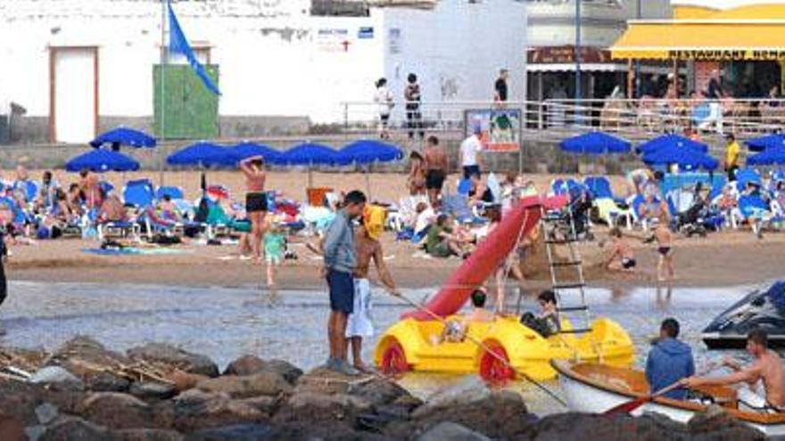 Turistas disfrutando ayer sus vacaciones en la playa de Mogán.