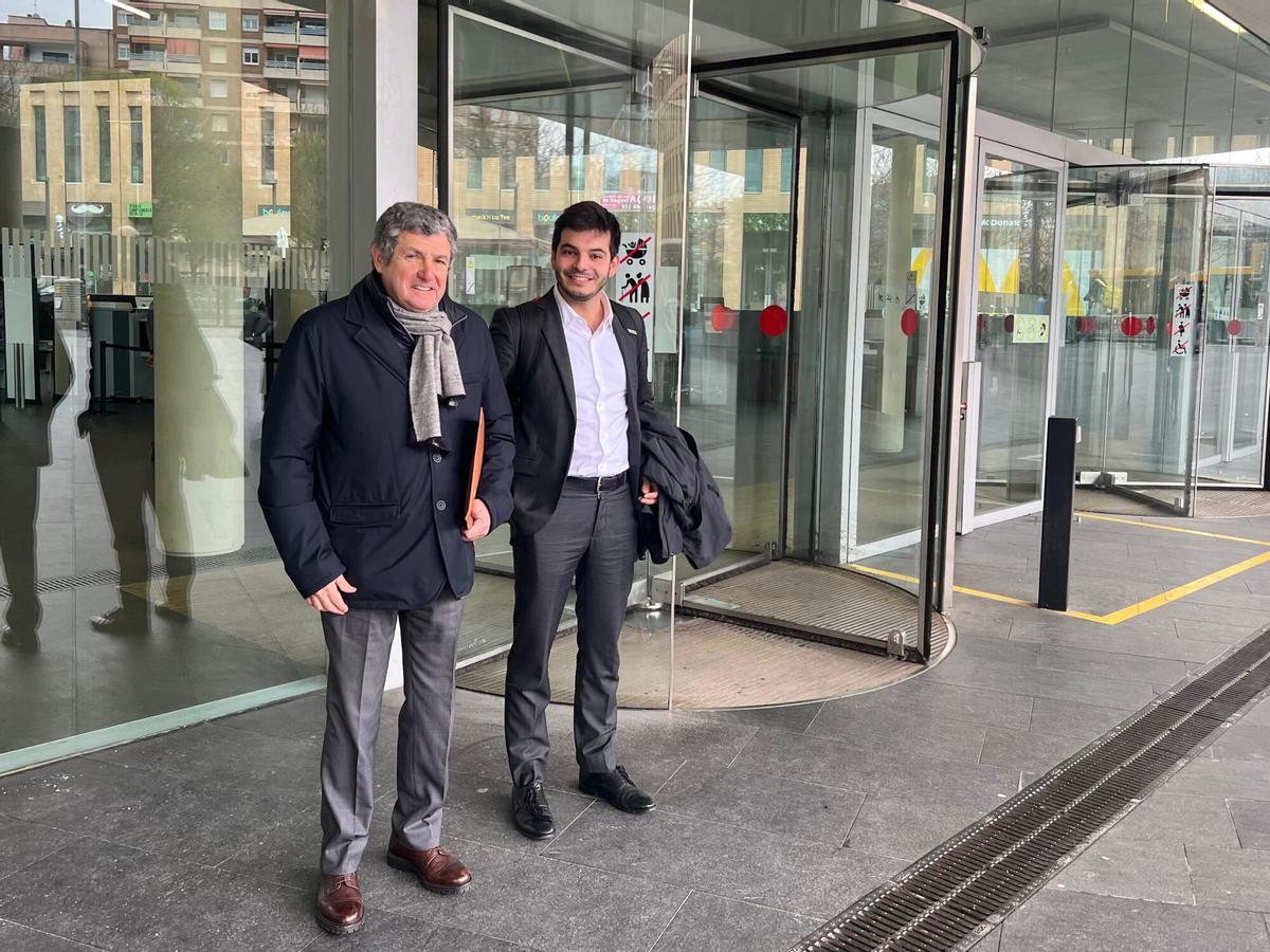 Fermín Morales, el abogado de las sobrinas de Pere Mir, y un letrado de su despacho, saliendo de la Ciutat de la Justícia de Barcelona.