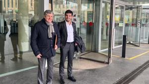 Fermín Morales, el abogado de las sobrinas de Pere Mir, y un letrado de su despacho, saliendo de la Ciutat de la Justícia de Barcelona.