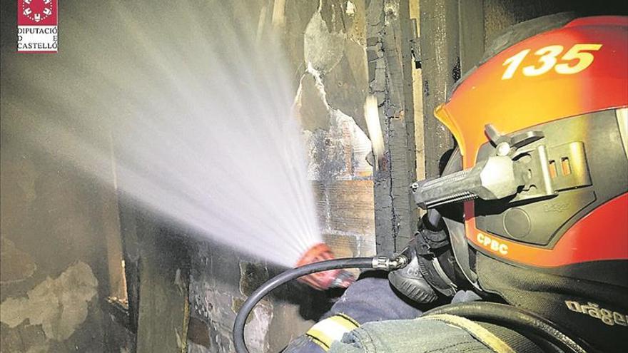 Atienden a una madre y sus dos hijos en un incendio en Vila-real