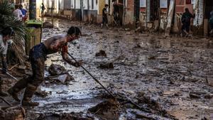 Varios voluntarios continúan la limpieza de las calles de Paiporta, a 6 de noviembre de 2024, en Paiporta, Valencia (Comunidad Valenciana). Nueve días después de que la DANA se saldase con 217 fallecidos, la mayoría en Valencia, Paiporta sigue siendo una