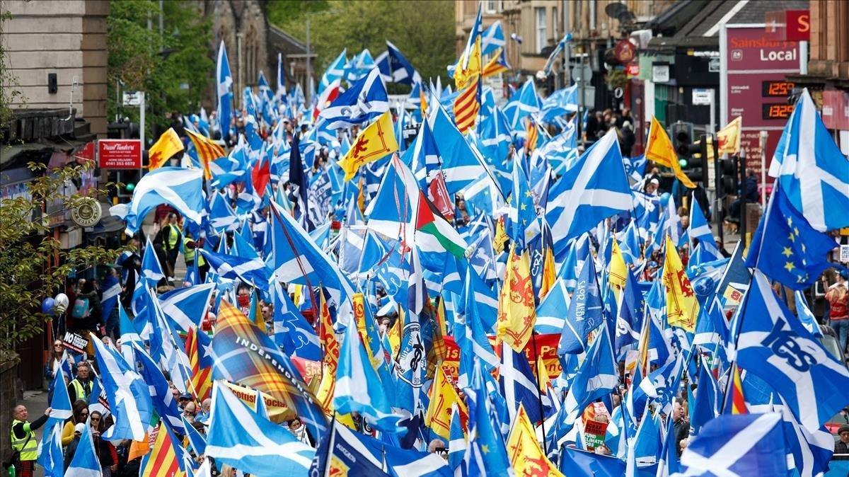 zentauroepp48009443 glg04 glasgow united kingdom 04 05 2019 people wave sc190504210048 zentauroepp48009443 glg04 glasgow united kingdom 04 05 2019 people wave sc190504210048