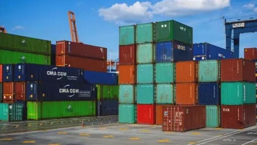 Contenedores apilados en un puerto seco.  | SERVICIO ESPECIAL