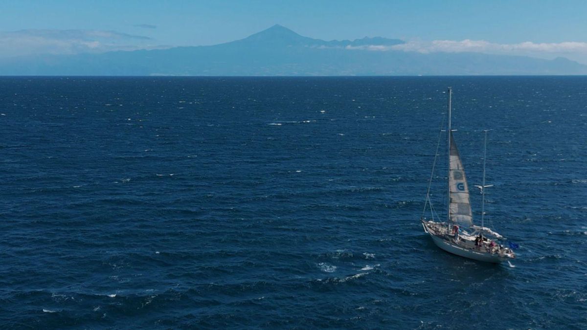 El velero «La Peregrina» surcando el mar en una de sus míticas rutas por el Atlántico.