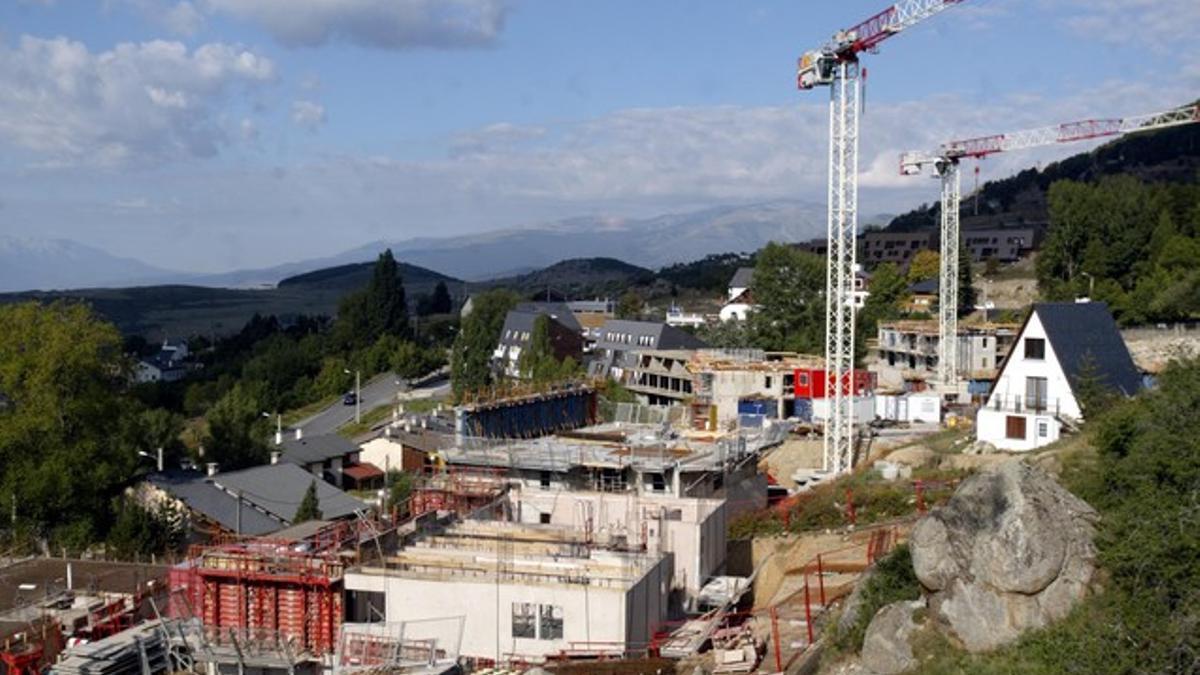 Casas en construcción en la localidad francesa de Font Romeu, en la Cerdanya francesa, en pleno 'boom' inmobiliario.